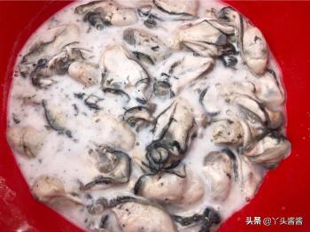 洗生蚝肉时，不要只放面粉，多加1样一起洗，脏东西全部跑出来  -图4