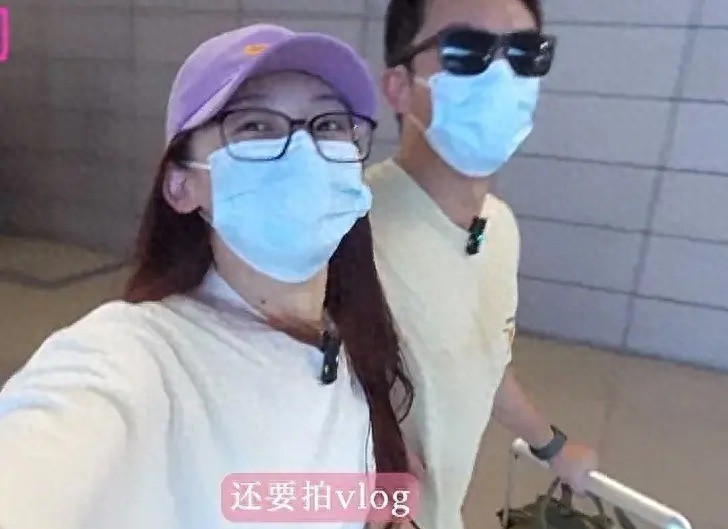 郑恺夫妇去西昌旅游，苗苗吃面条把嘴咬出血，男方反应冷淡被吐槽  -图1